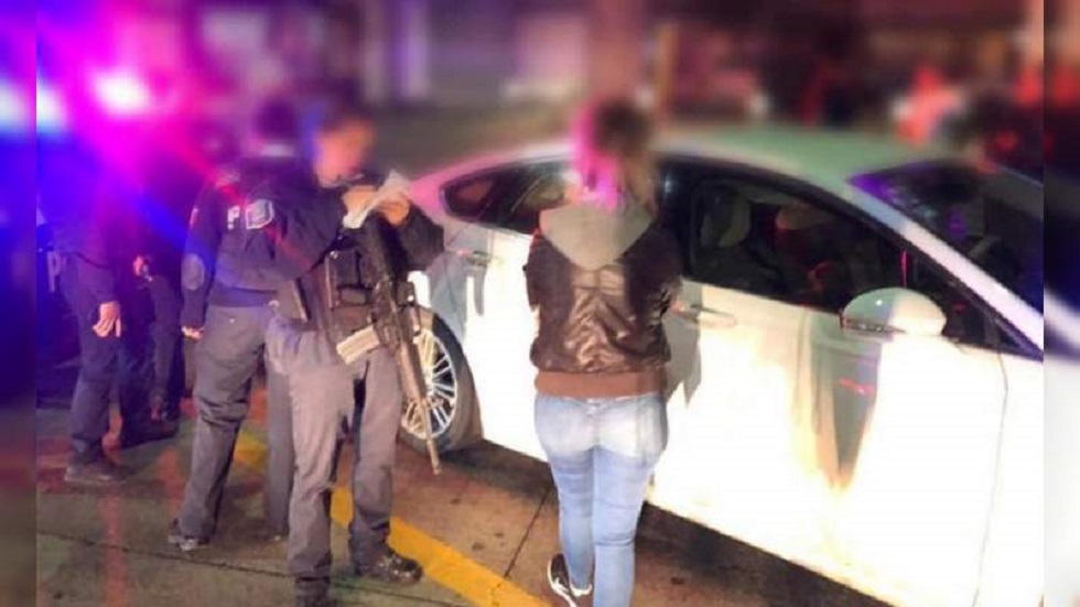 Policías rescatan a dos menores encerrados en auto por su madre