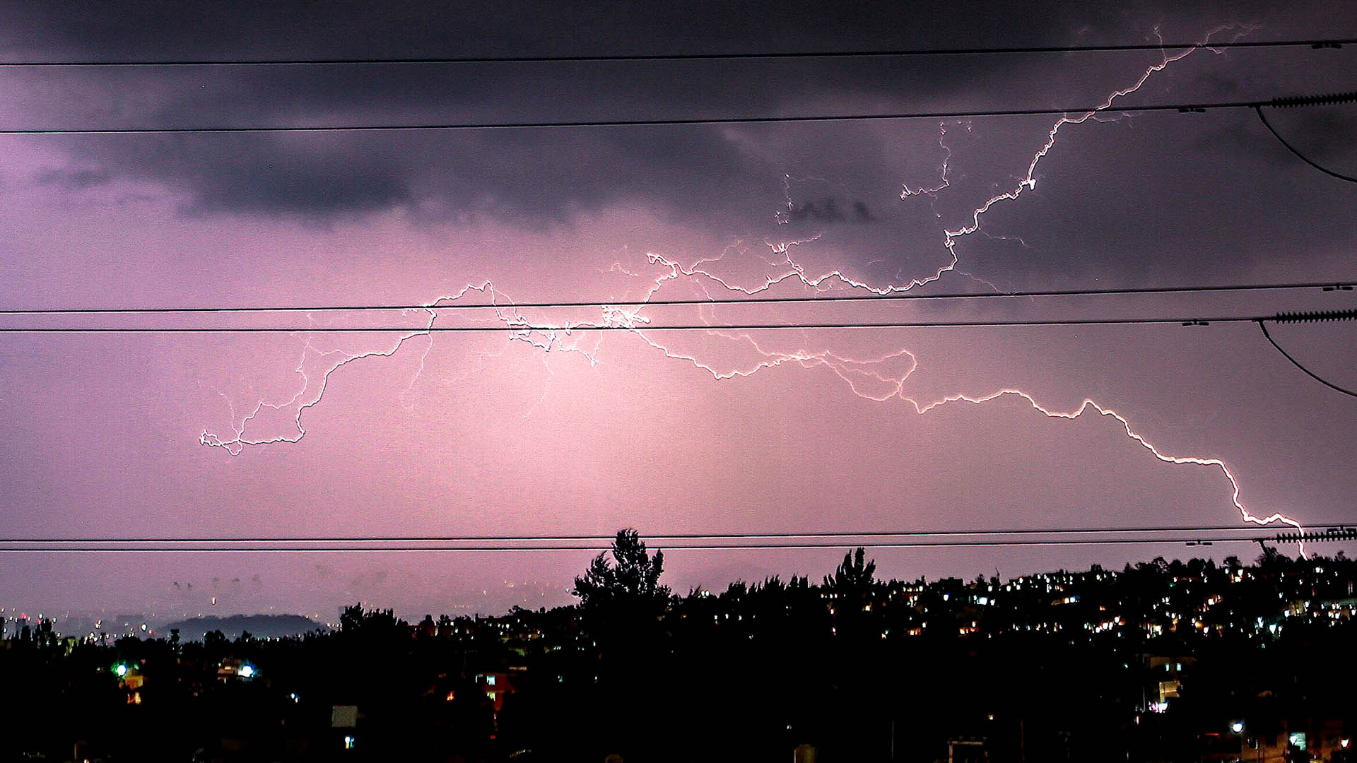 Activan Alerta Amarilla por lluvia y granizo en toda la capital