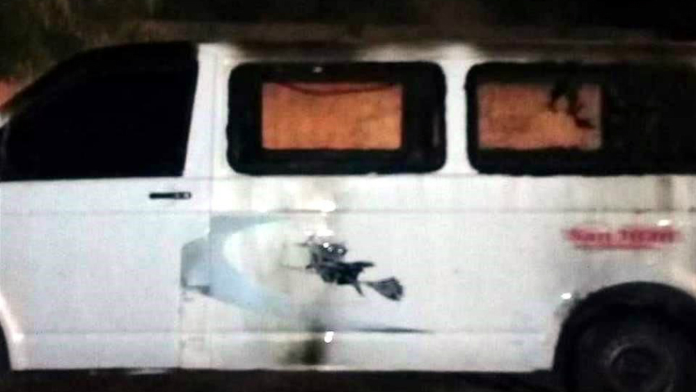 Presuntos delincuentes queman combi en Edomex