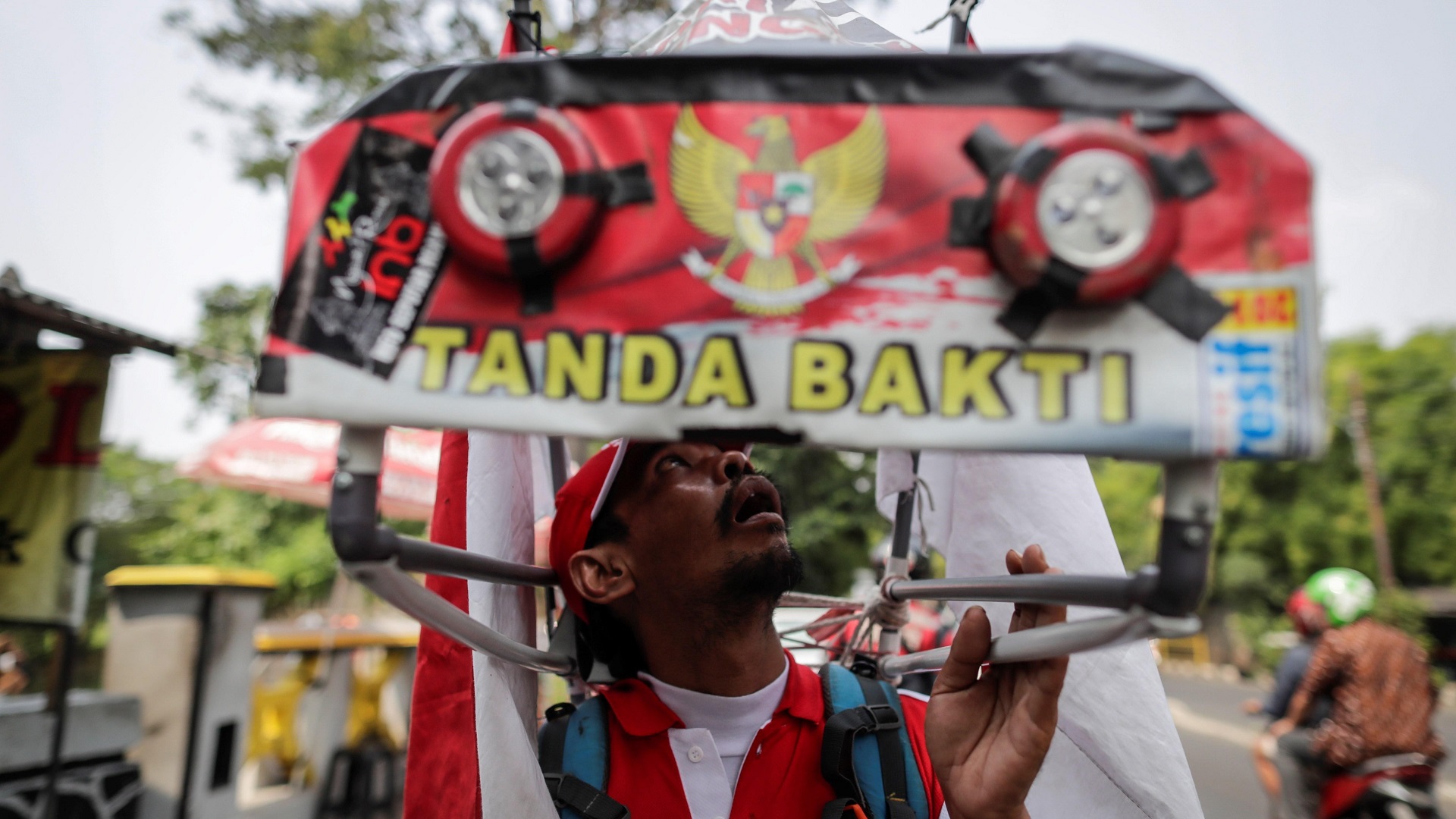 Indonesio camina casi 800 km para salvar un bosque - con-ayuda-de-un-espejo-retrovisor-el-hombre-sorteo-el-transito-carretero