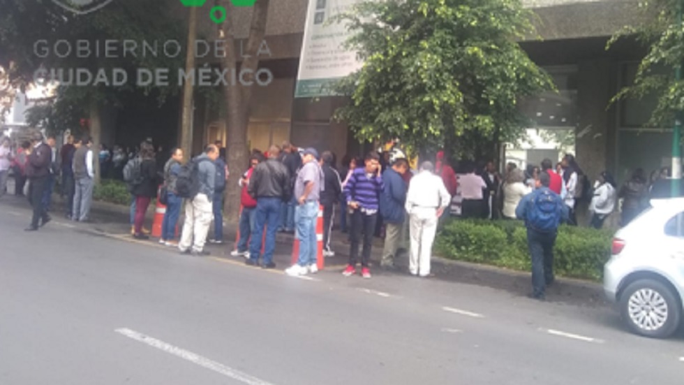 Vecinos de Tlanepantla se manifiestan en el Zócalo capitalino