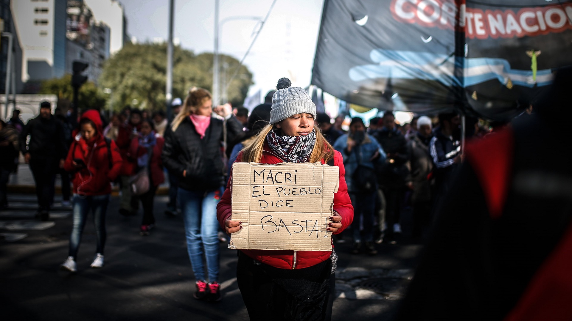 Inestabilidad económica desata manifestación masiva en Argentina - consigna-contra-macri