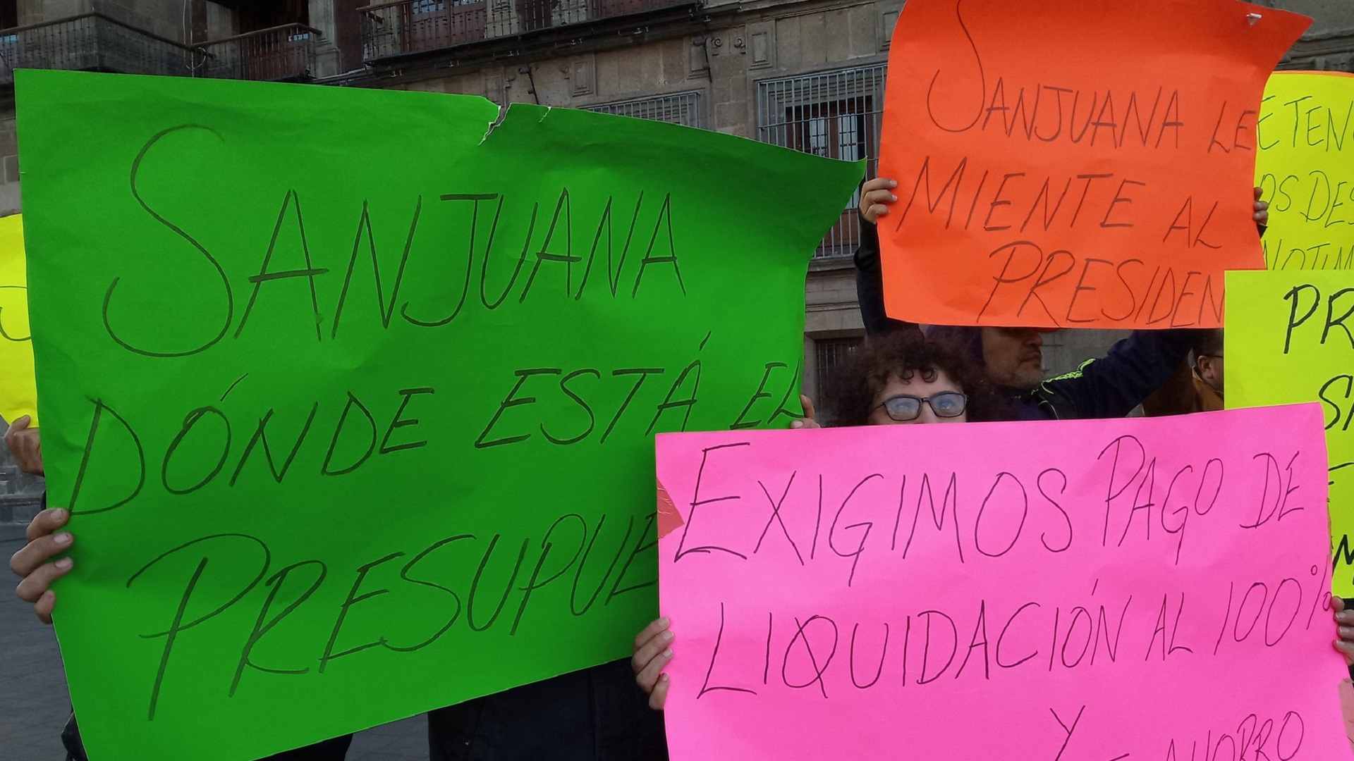Ex empleados de Notimex se manifiestan en Palacio Nacional - consignas-contra-sanjuana-martinez