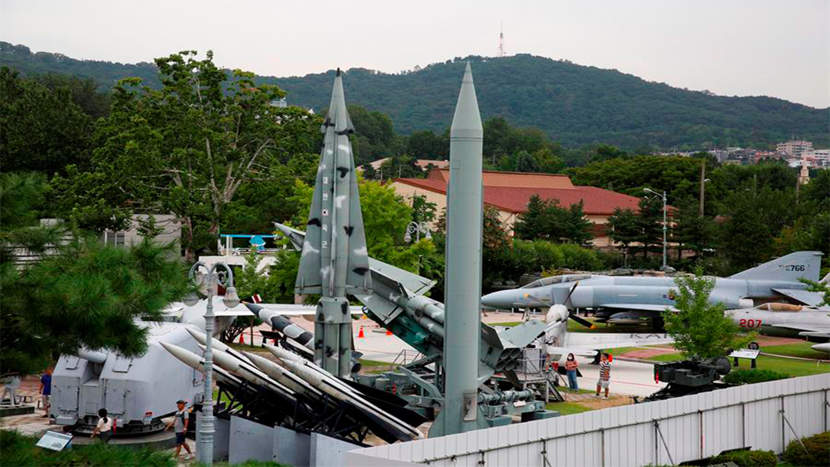 Corea del Norte prueba nueva lanzadera de cohetes “supergrandes”