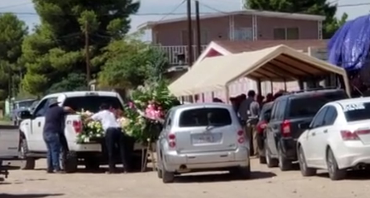 Familia y amigos dan último adiós a niñas asesinadas en Ciudad Juárez - coronas-de-flores-en-funeral-de-ninas