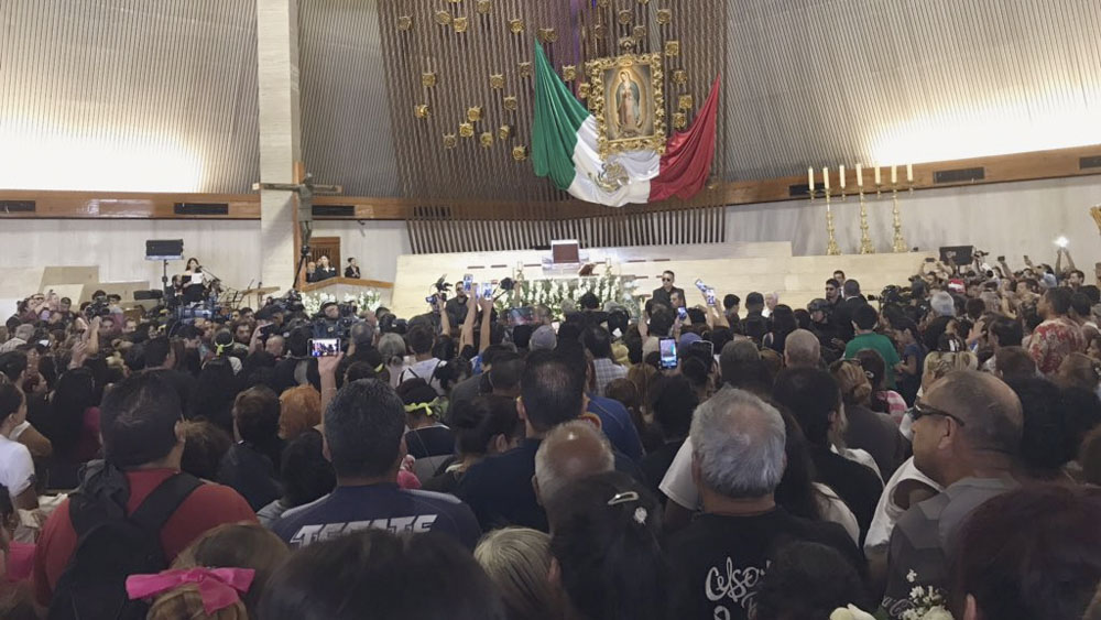 Cientos despiden a Celso Piña en Monterrey