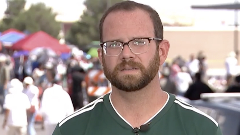 Comisionado de El Paso da entrevistas con playera de la Selección Mexicana