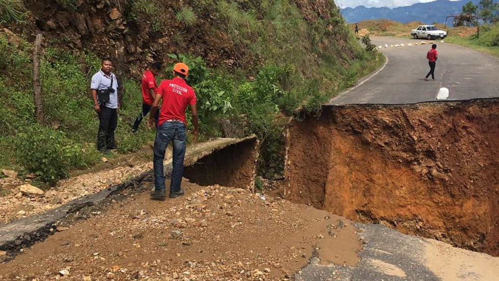 Lluvias incomunican a tres municipios en Guerrero - deslave-en-guerrero