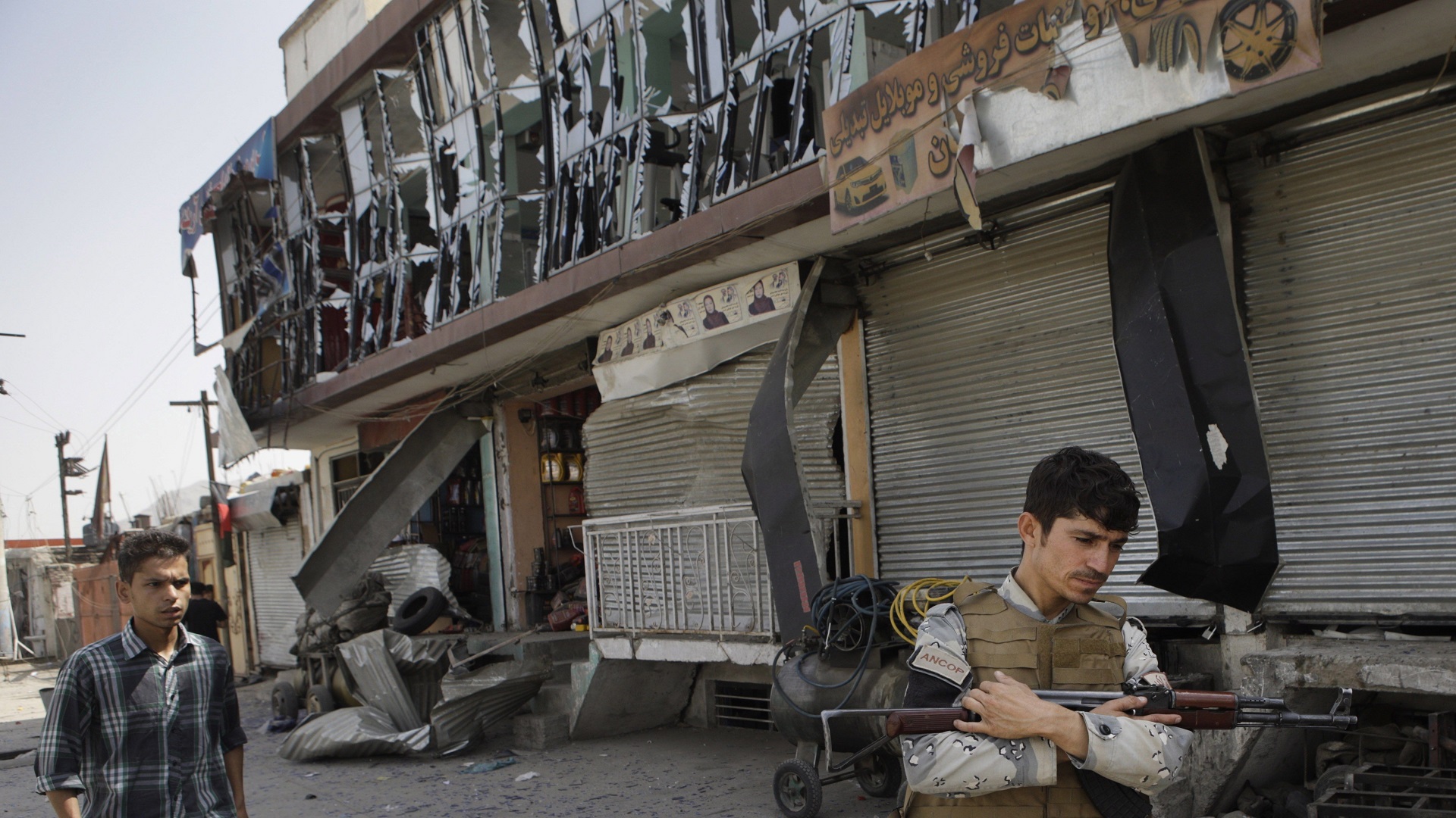 Atentado con coche bomba deja 14 muertos en Kabul - destrozos-en-comisaria-por-atentado-taliban