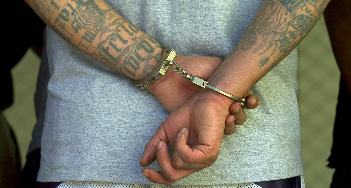 Exhuman 13 cuerpos de fosa clandestina de la MS13 en El Salvador