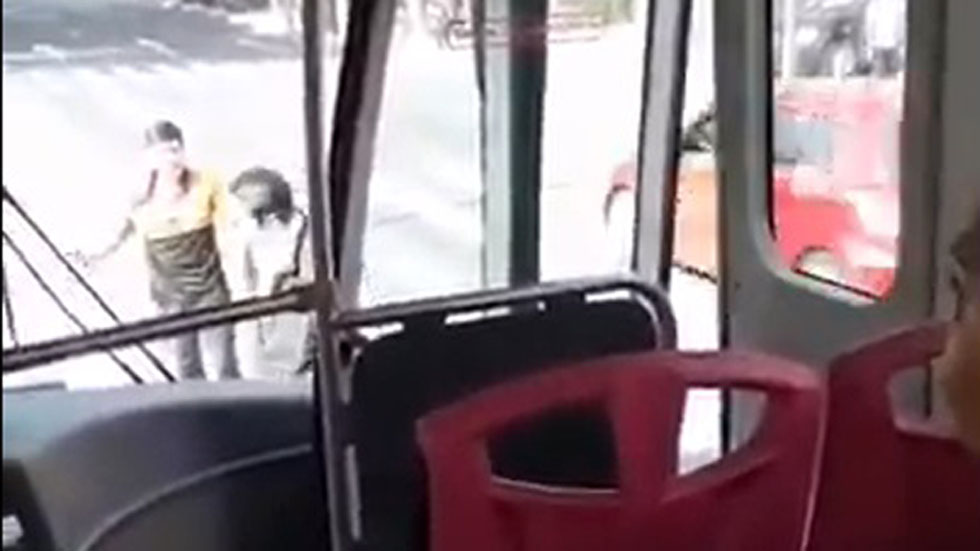 #Video Chofer de Metrobús atropella y golpea a ciclista - discusion-entre-ciclista-y-conductor-del-metrobus