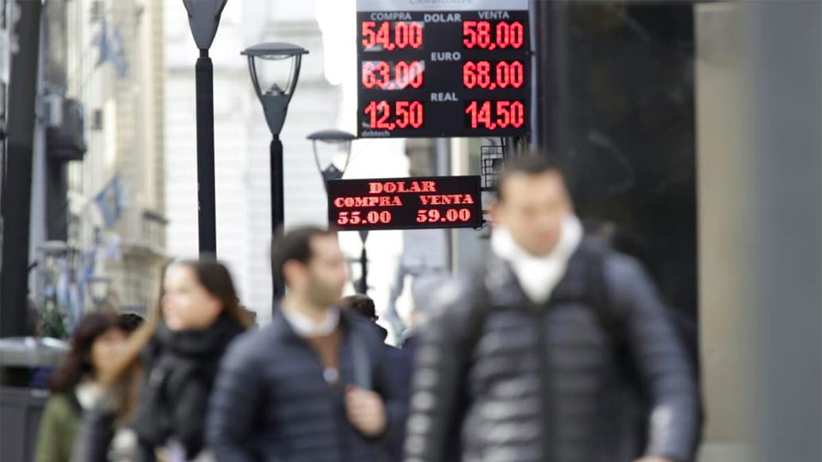 Dólar retrocede en Argentina por primera vez en la semana