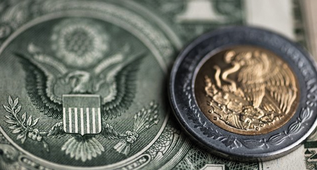 Peso vuelve a caer frente al dólar en semana marcada por la volatilidad