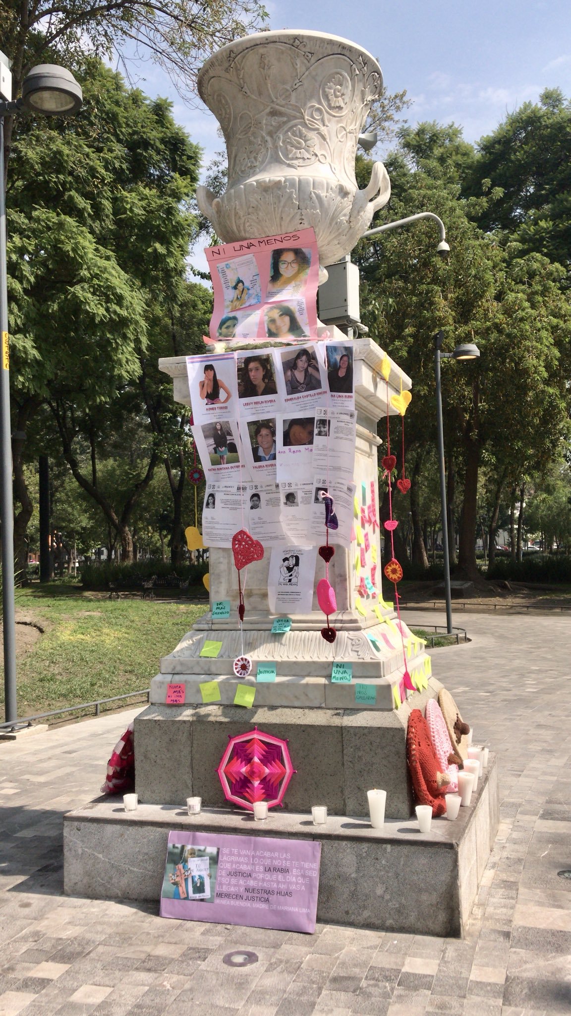 Colocan altar feminista a un costado del Hemiciclo a Juárez - ecwiby6u4aatbau