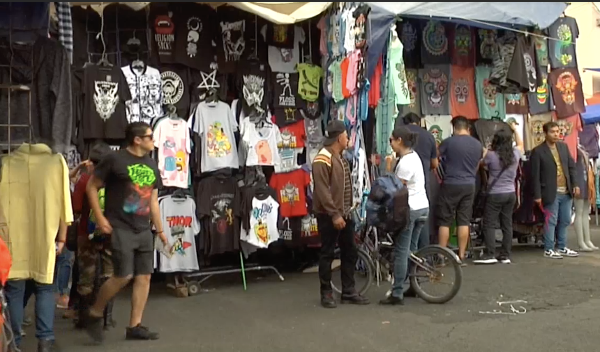 El mercadillo del Chopo: un oasis rockero en medio de la vorágine mexicana