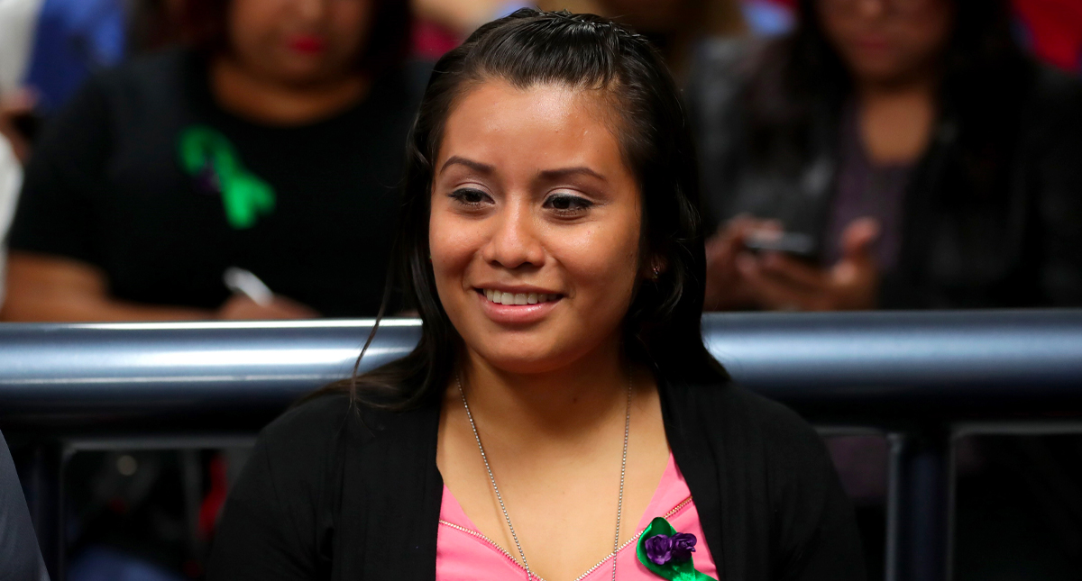 Justicia de El Salvador libera a joven acusada de aborto