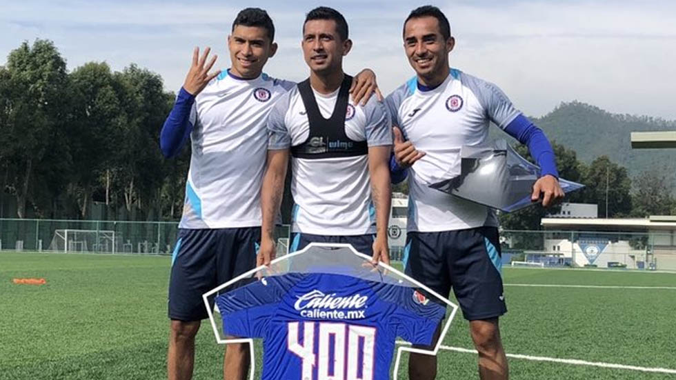 Cruz Azul celebra partido 400 de Elías Hernández en Liga MX