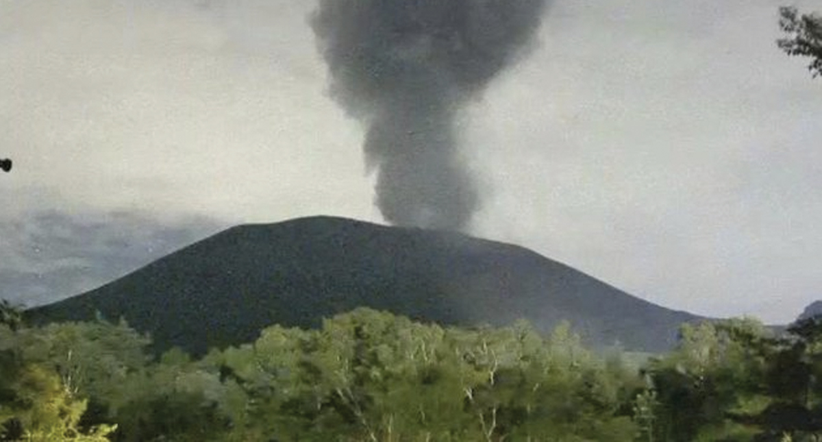 #Video Monte Asama hace erupción en Japón