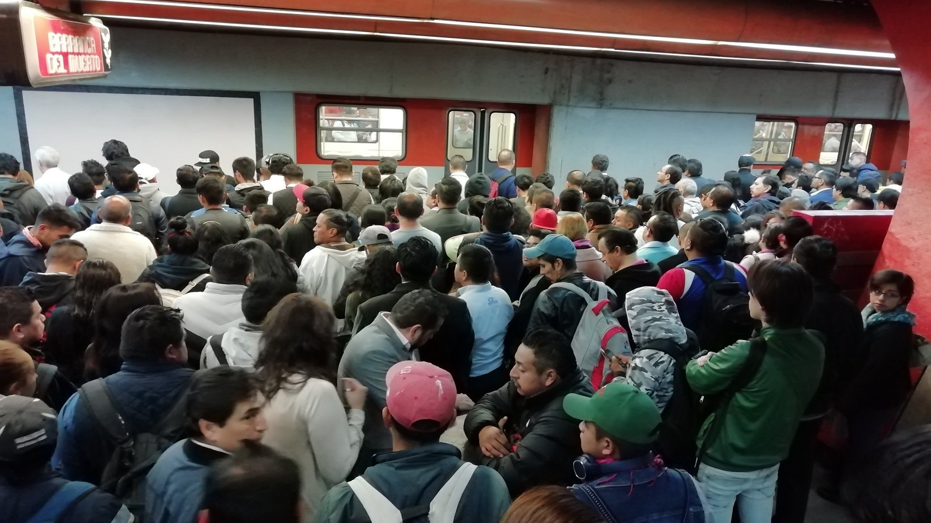 Falla en tren colapsa Línea 7 del Metro - espera-para-abordar-tren-en-barranca-del-muerto