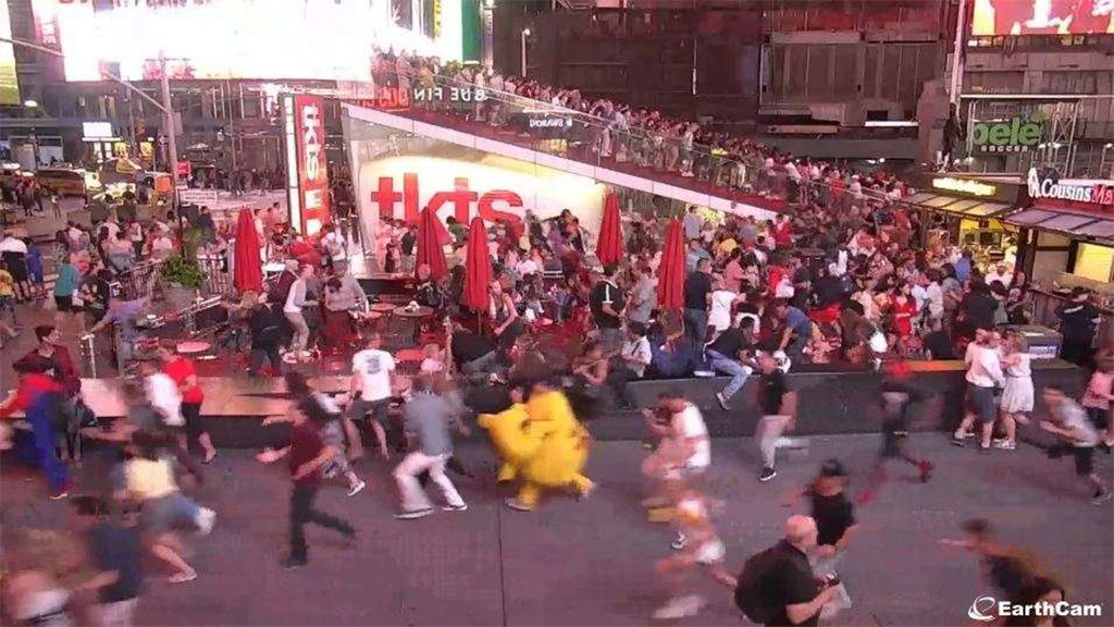 #Video Estampida en Times Square al confundir ruido de motos con tiroteo