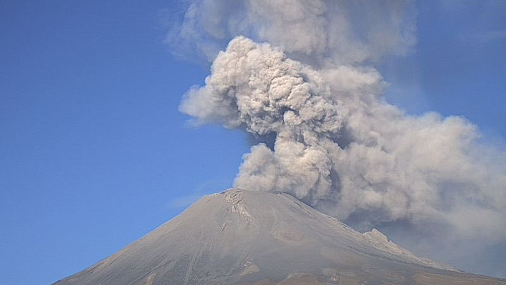 Explosión del Popocatépetl deja columna de ceniza de dos kilómetros