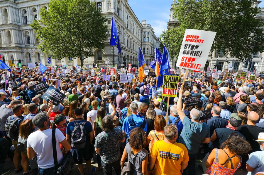 Protestan en Reino Unido por clausura del Parlamento - f699264ec48747d93525bc30f851eeee4fddf723w