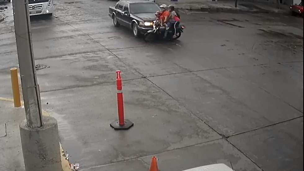 #Video Conductora embiste moto con mujer embarazada y niño a bordo - familia-antes-de-ser-embestida-por-auto