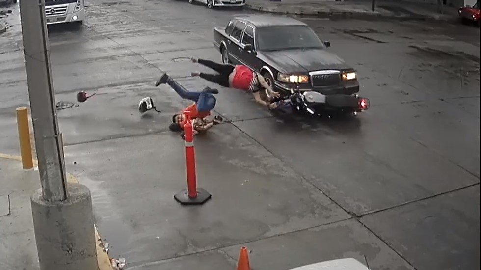 Familia embestida por auto en Culiacán. Captura de pantalla