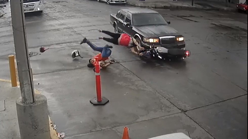 #Video Conductora embiste moto con mujer embarazada y niño a bordo