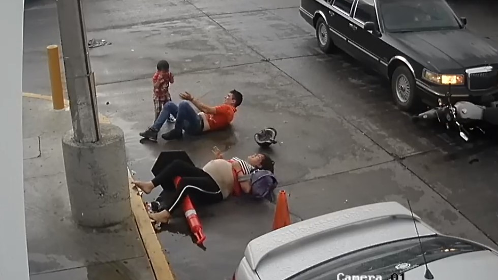 #Video Conductora embiste moto con mujer embarazada y niño a bordo - familia-en-el-piso-tras-accidente