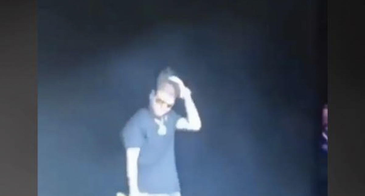 #Video Farruko pierde peluquín en pleno concierto