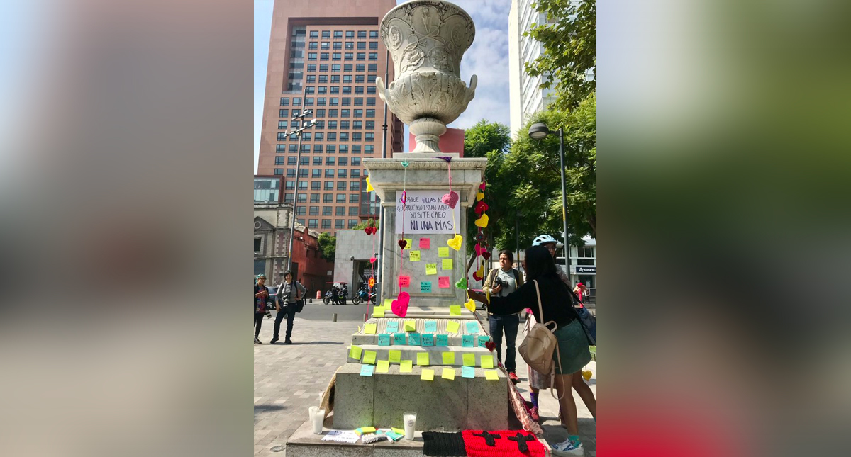 Colocan altar feminista a un costado del Hemiciclo a Juárez