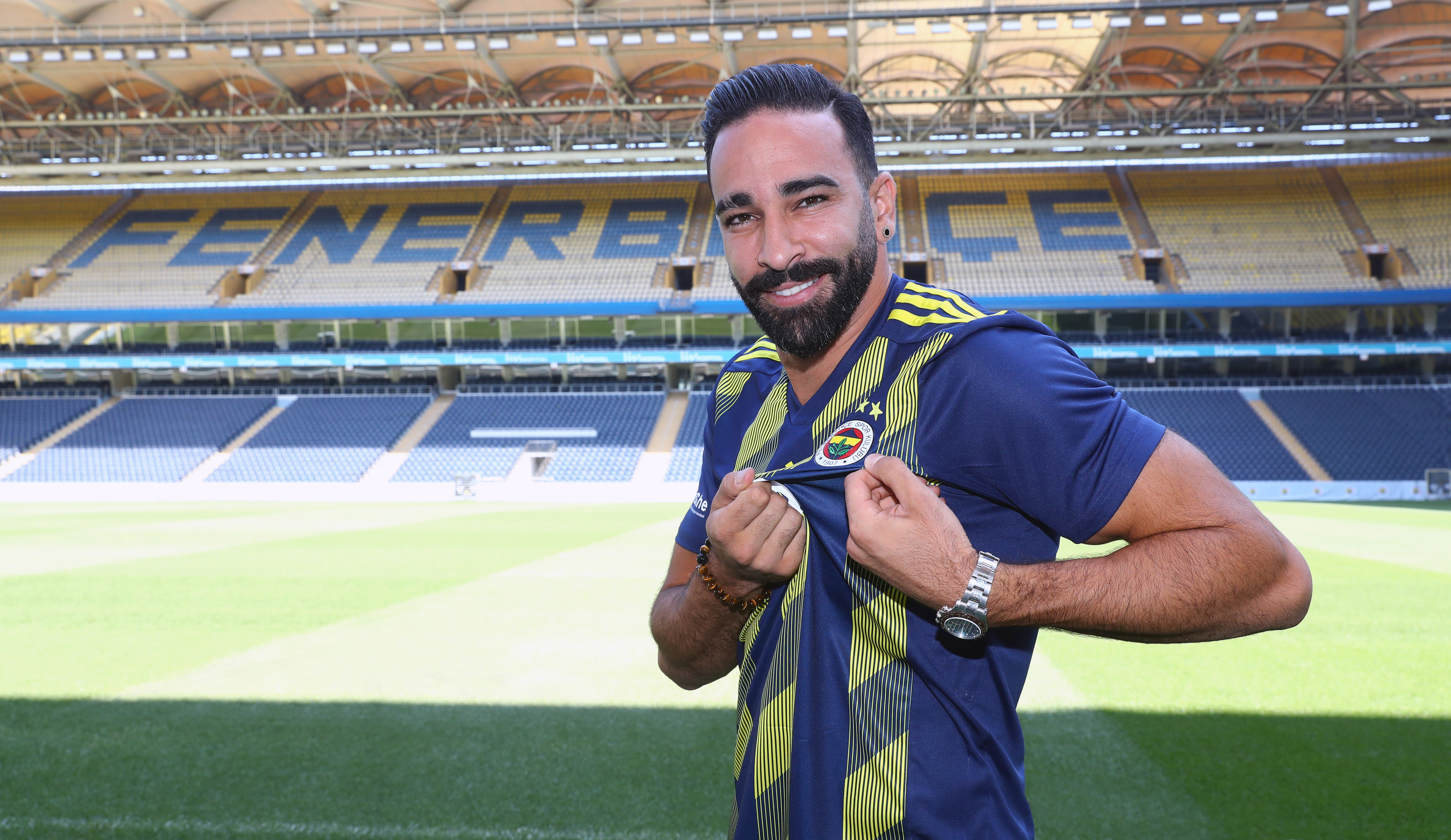 Fenerbahçe se hace de los servicios del zaguero Adil Rami