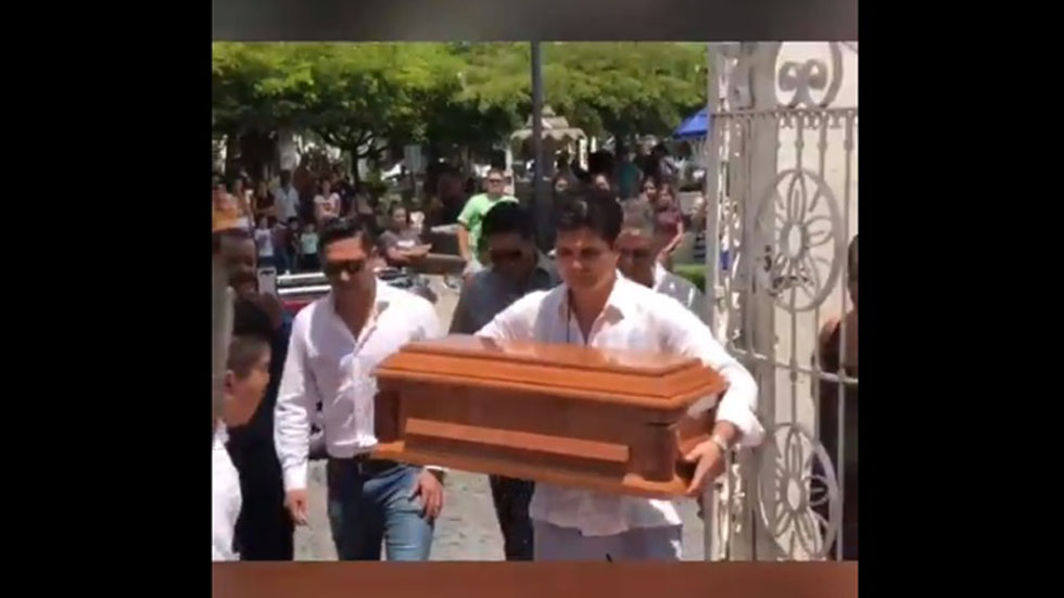Ferdinando Valencia da último adiós a su hijo en Colima