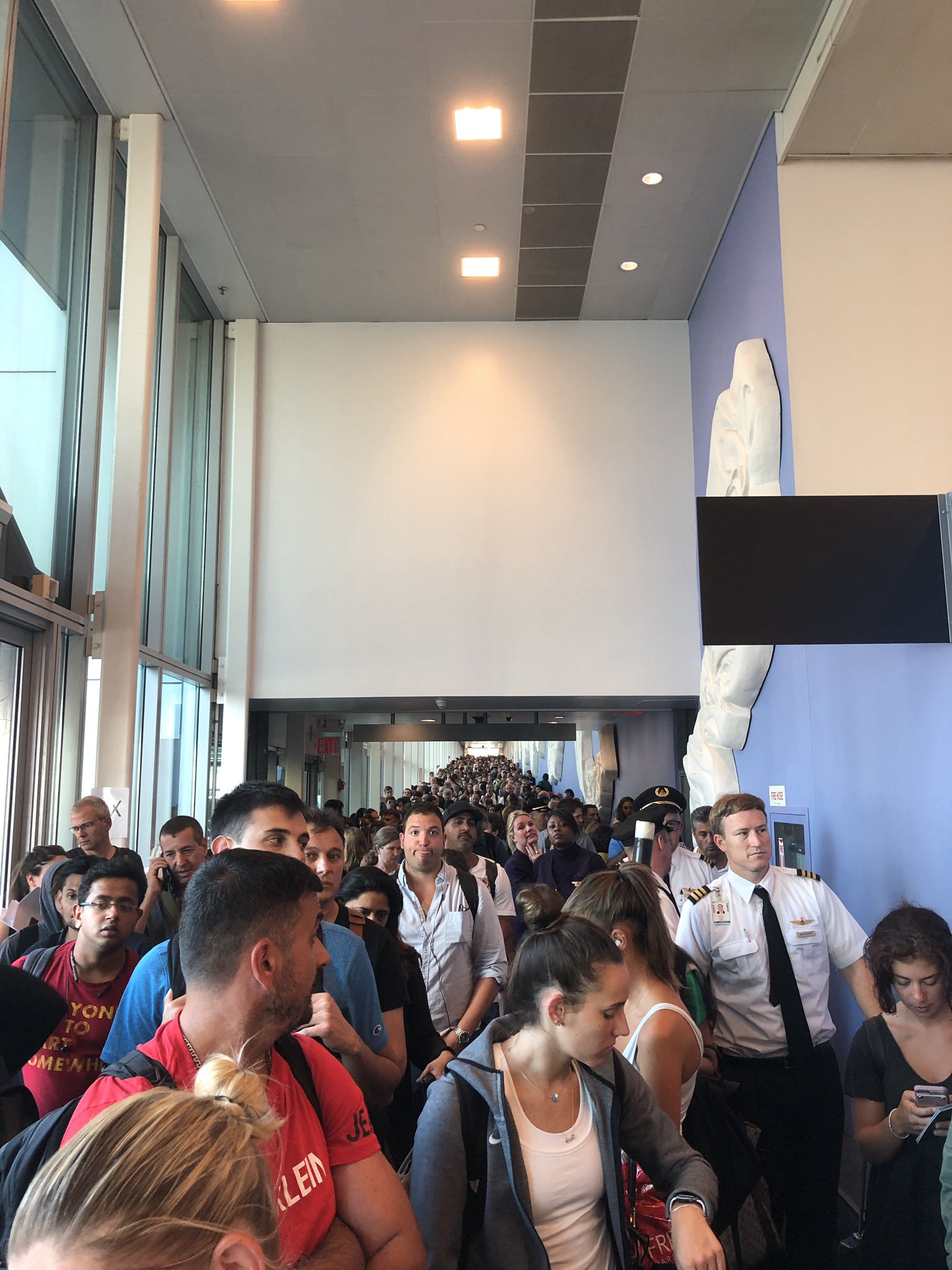 Caos en aeropuertos de EE.UU. por falla en sistema de CBP; el problema ya fue resuelto - fila-de-espera-aeropuerto-jfk-nueva-york