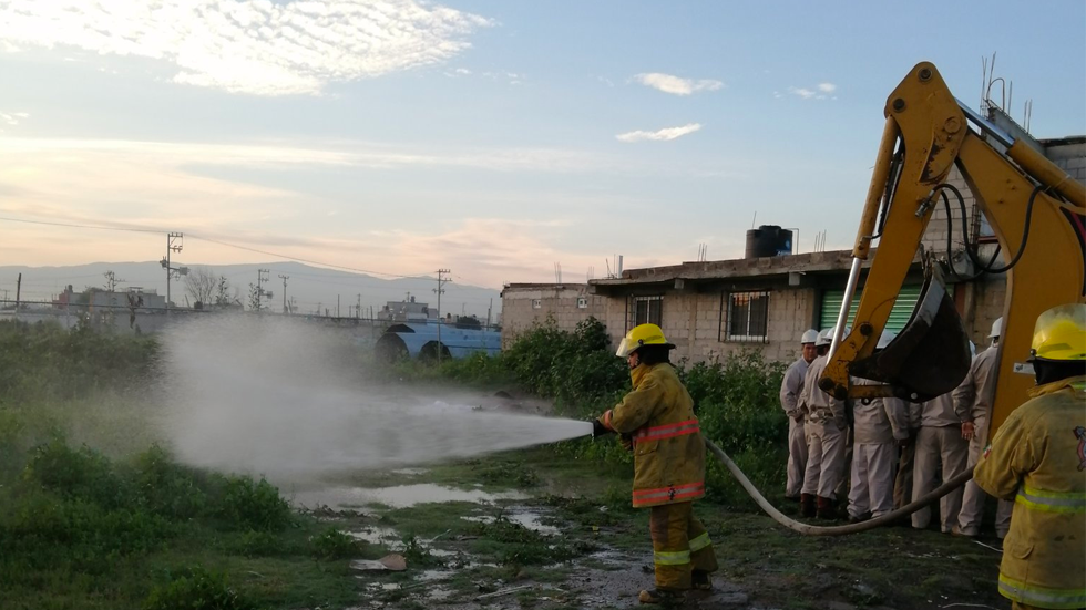 Controlan fuga de gas en toma clandestina de Tezoyuca