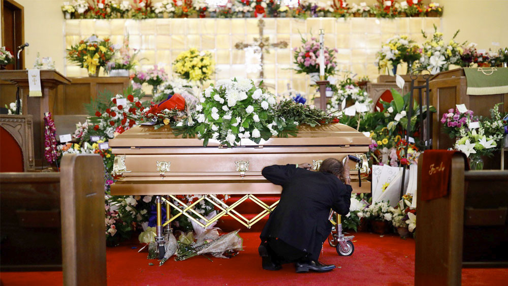 Cientos acuden a funeral de mujer asesinada en tiroteo de El Paso