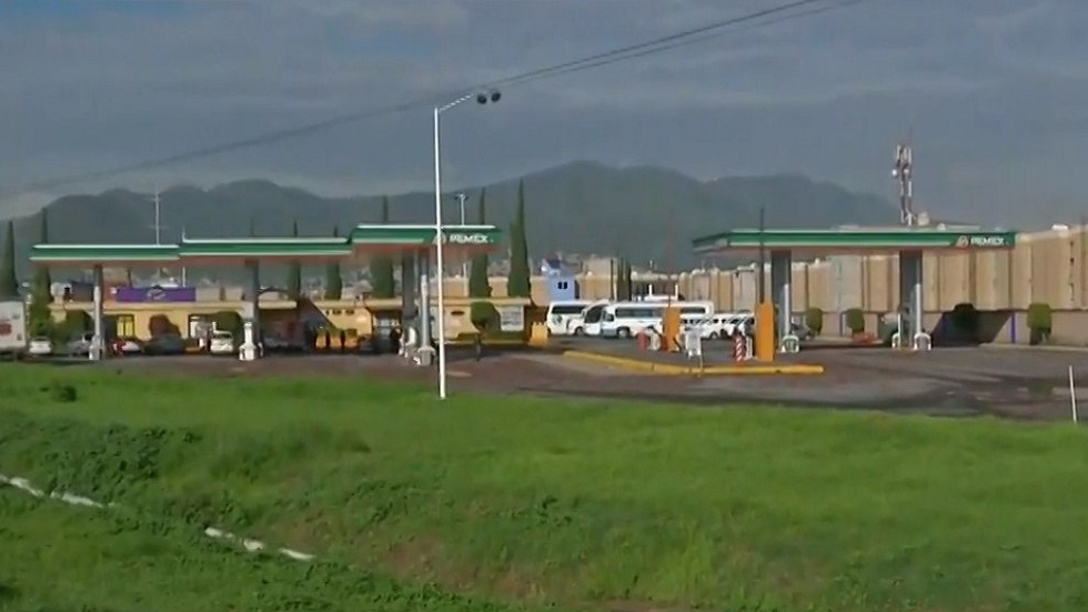 Campesino muere atropellado sobre la México-Pachuca - gasolinera-en-la-que-se-estacionaron-autobuses-de-manifestantes