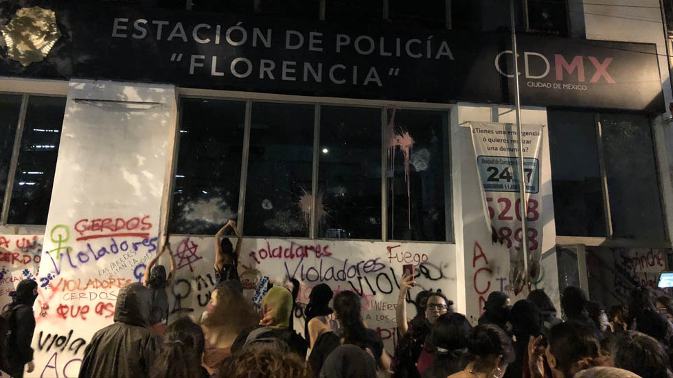 Feministas incendian estación de policía en la colonia Juárez