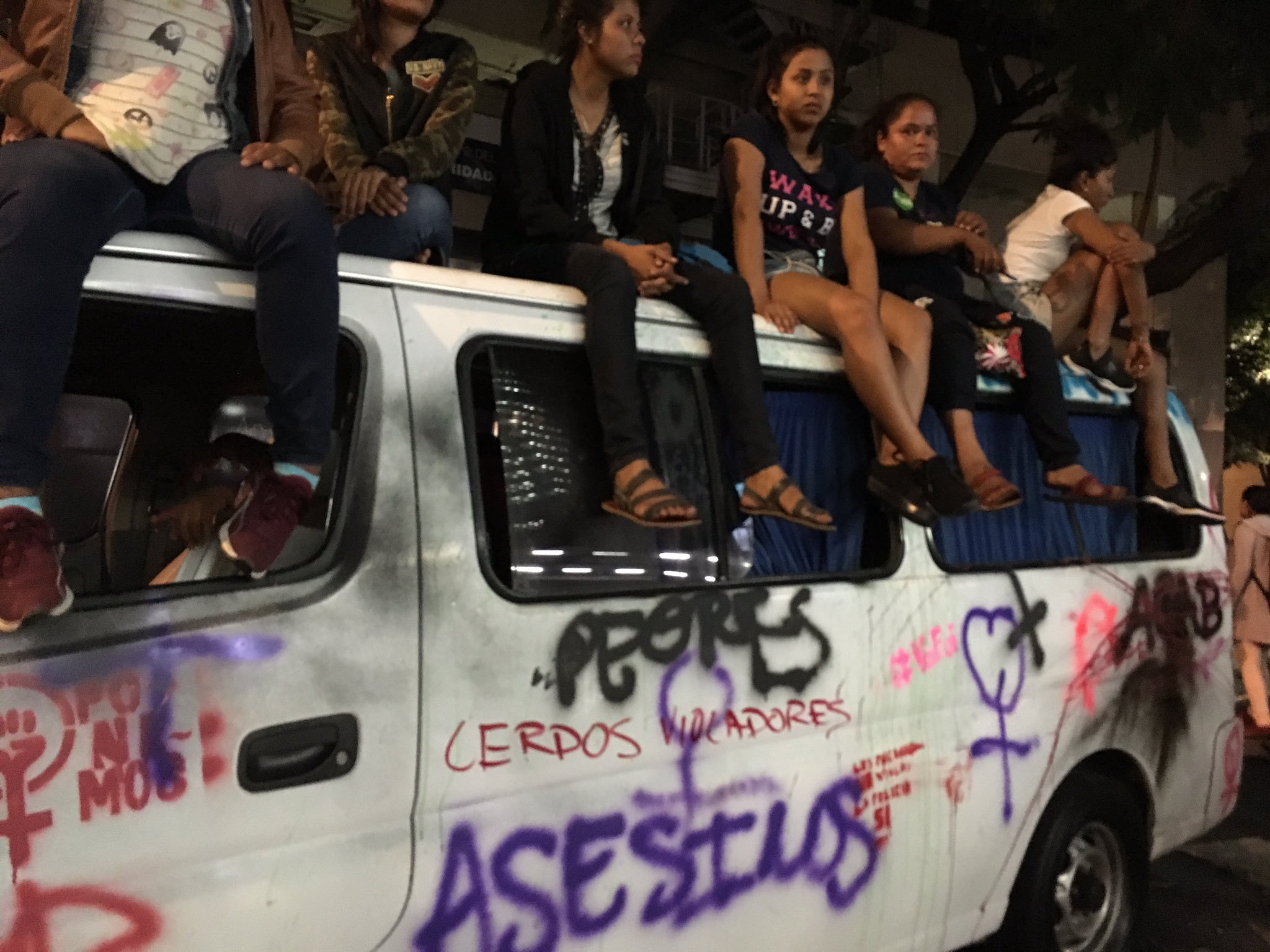 AMLO llama a manifestarse con responsabilidad y sin violencia - glorieta-de-insurgentes-feministas-11