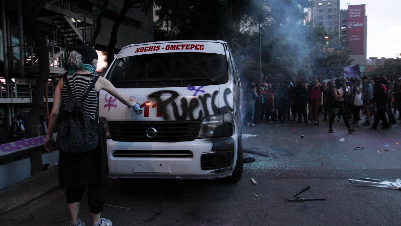 Queman vehículo de colectivo feminista que viajó desde Guerrero a la manifestación - glorieta-de-insurgentes-feministas-9