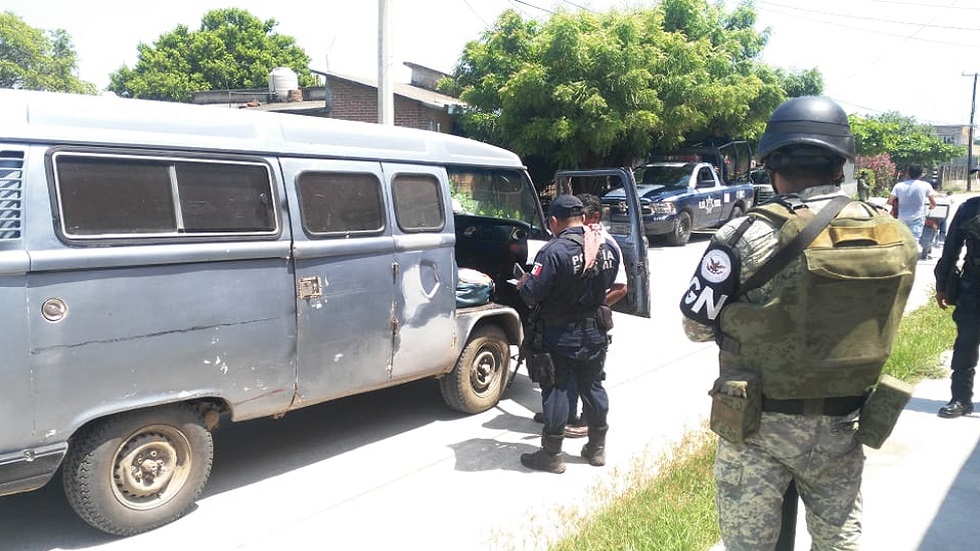 GN refuerza presencia entre Oaxaca y Veracruz tras masacre en Coatzacoalcos - guardia-nacional-realiza-revision-de-vehiculos