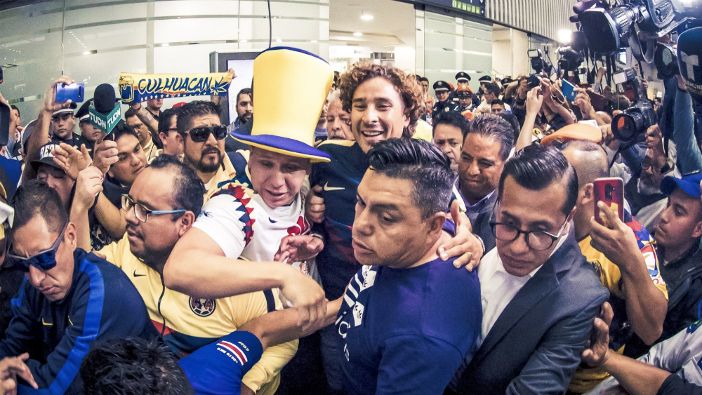 #Video Así recibieron a Guillermo Ochoa al llegar a México