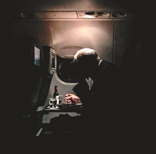 Los efectos del alcohol al viajar en avión - hombre-bebe-durante-vuelo