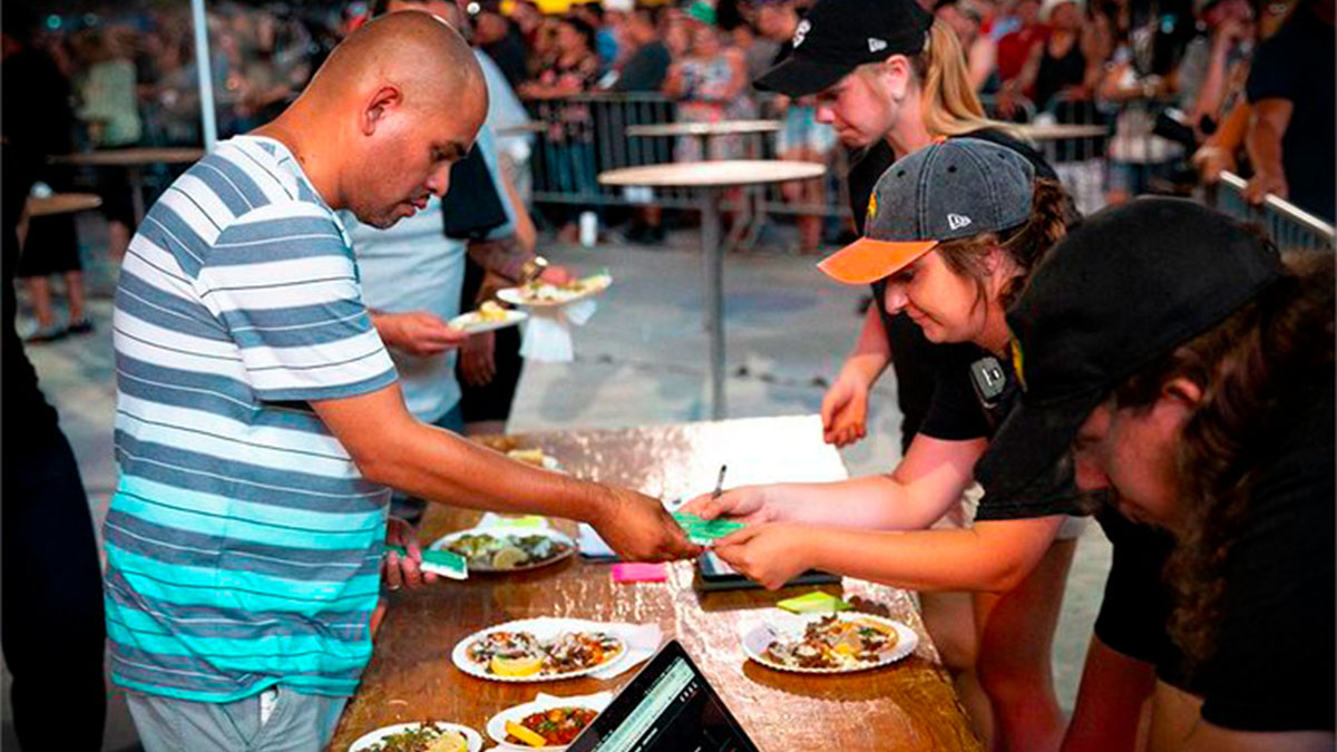 Joven muere atragantado en concurso de comer tacos en California