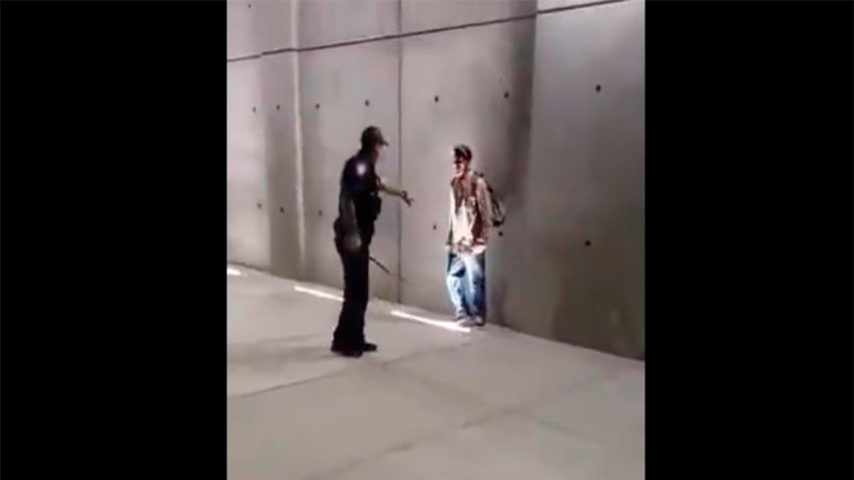 #Video Agentes fronterizos someten a hombre en garita de San Ysidro