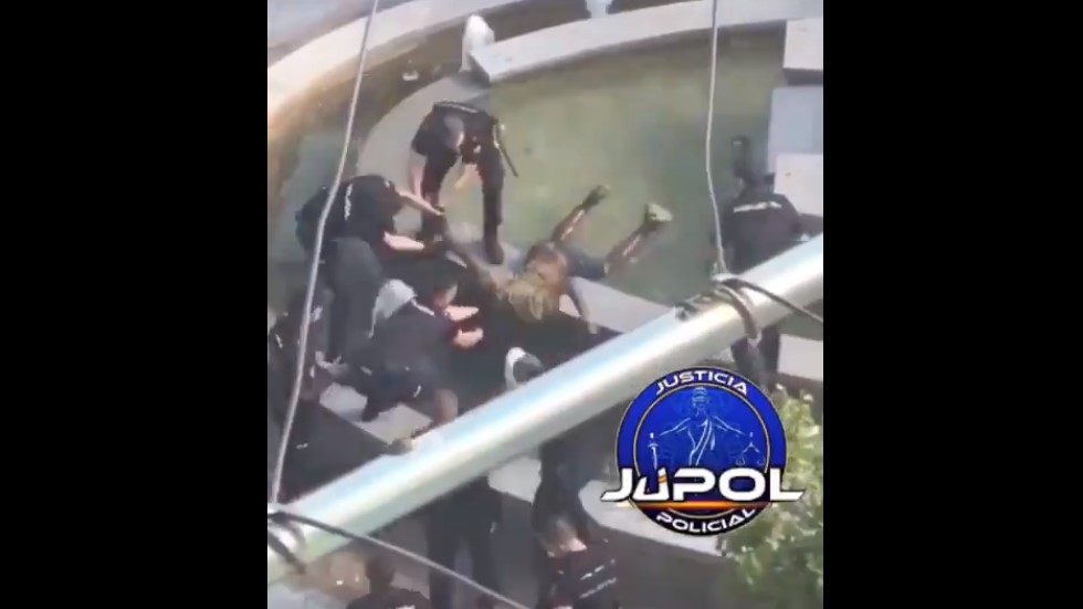 #Video Policía de Madrid taclea a hombre que amenazaba con machete - hombre-sometido-en-fuente-de-sn-cristobal-de-los-angeles