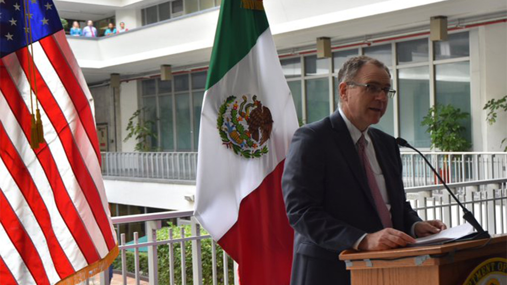 Embajada de EE.UU. homenajea a víctimas de masacre en El Paso