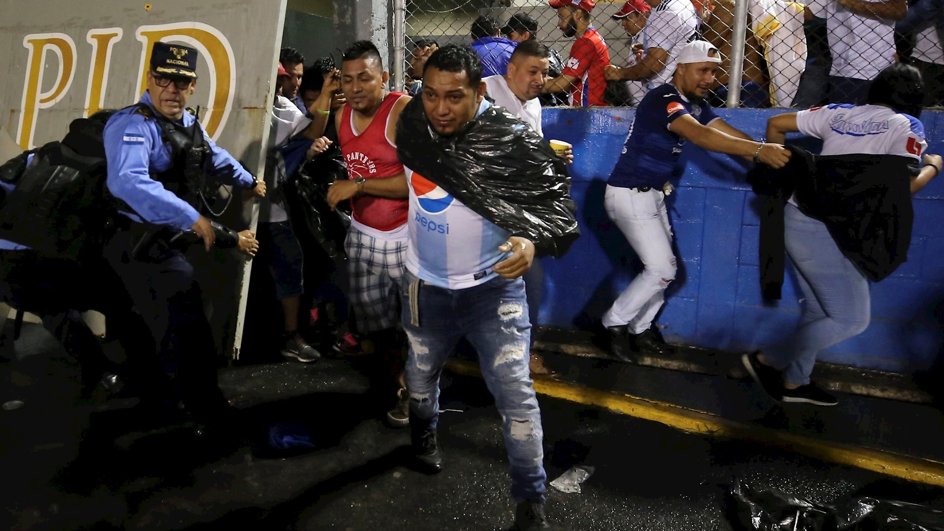 Suman cuatro muertos por riña entre aficionados en Honduras