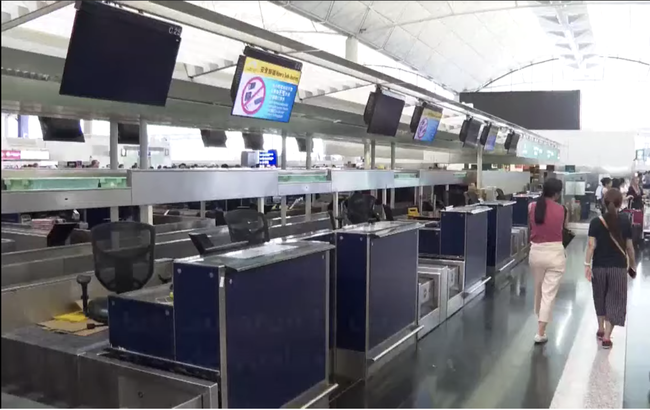 Manifestantes de Hong Kong se disculpan con viajeros por paralizar aeropuerto